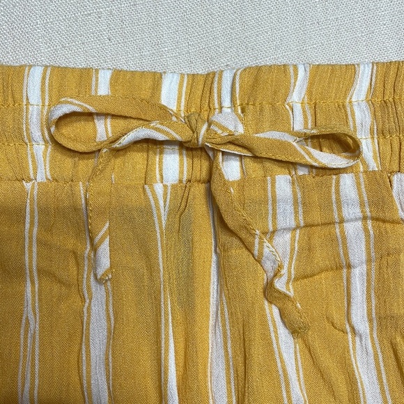 NWT Yellow and White Striped Shorts Forever 21 - Picture 4 of 5